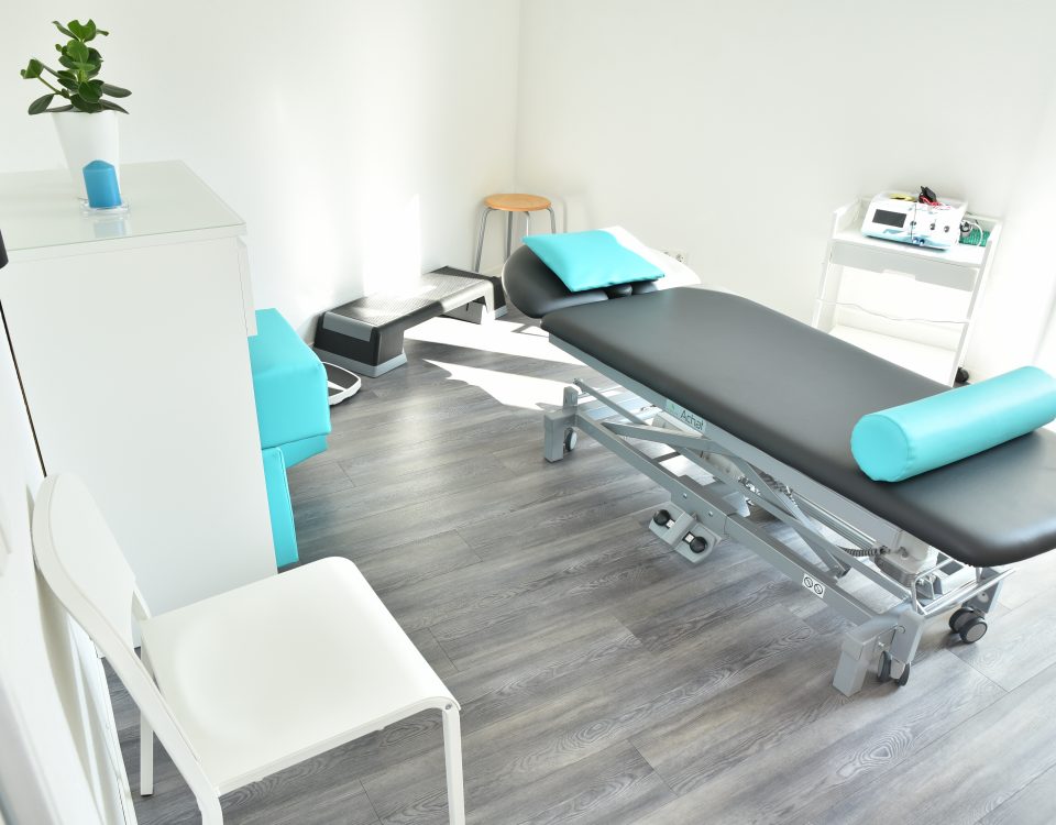 Behandlungsraum mit einer Liege in der Mitte des Raumes der Radyx Physiotherapie Leonberg.